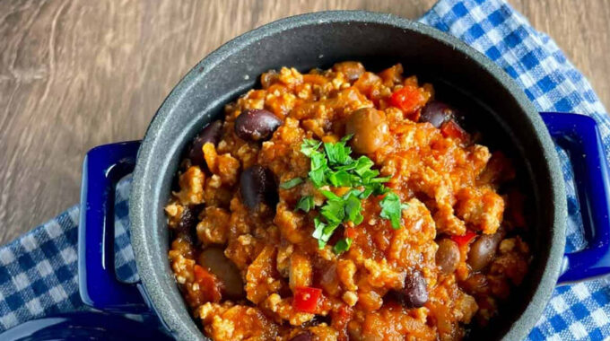 Chili with a hint of cocoa